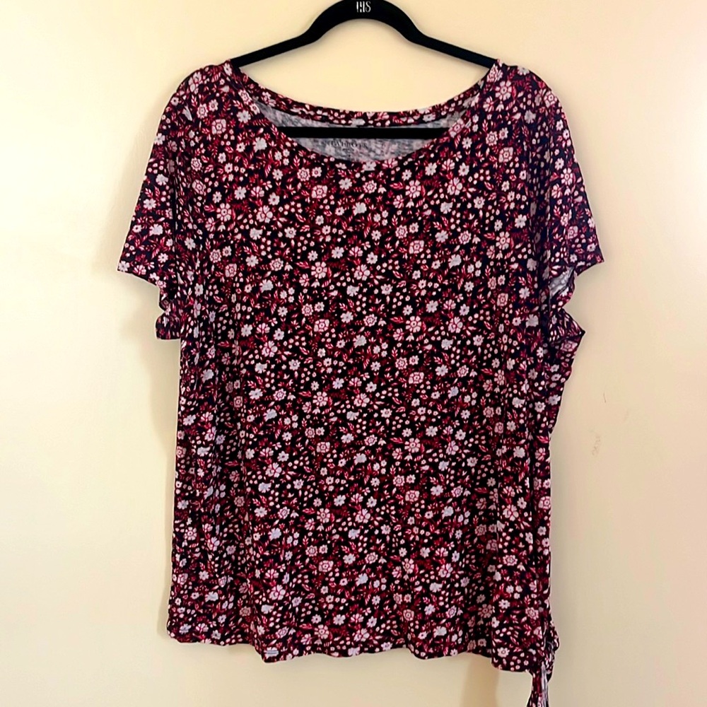 Talbots navy and red floral top, wear with a navy suit, jeans, or skirt. Size 1X